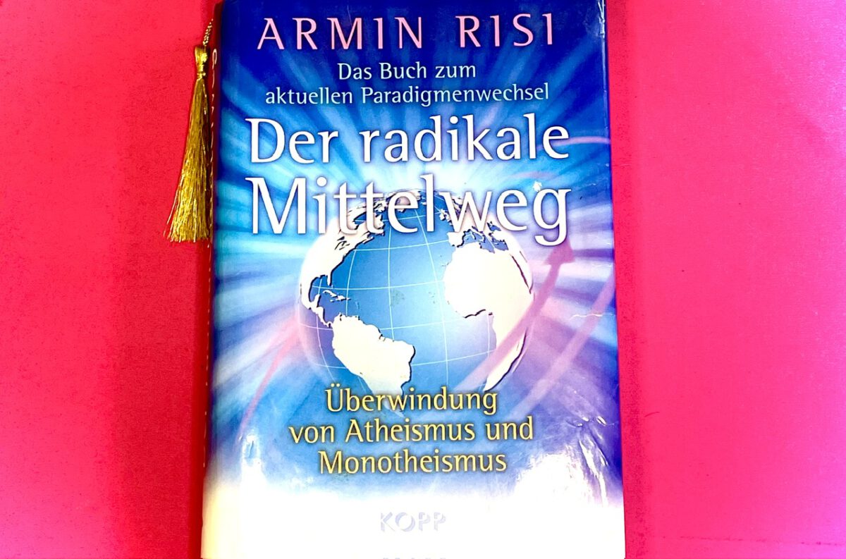 Der radikale Mittelweg“ ist der Titel eines bekannten Sachbuchs des Schweizer Philosophen, Schriftstellers und Esoterikers Armin Risi, das im Jahr 2009 veröffentlicht wurde. Der vollständige Untertitel lautet „Überwindung von Atheismus und Monotheismus