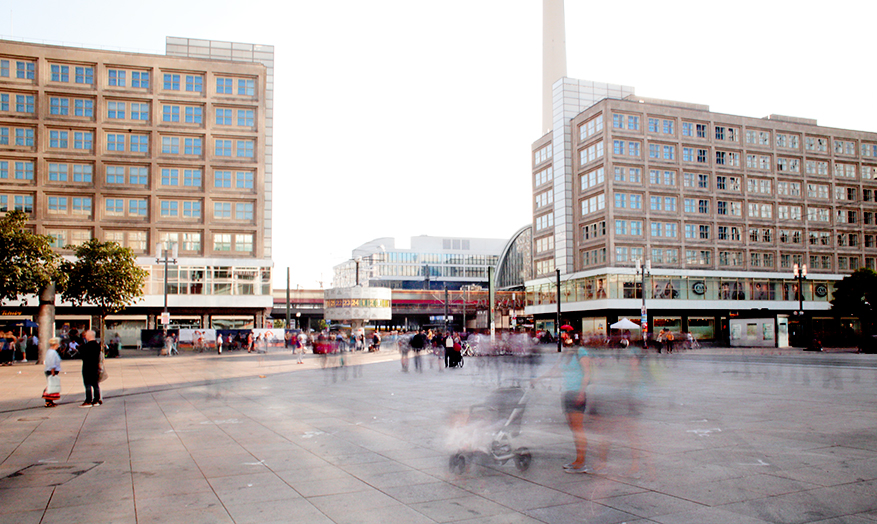 Treffpunkt-Weltzeituhr-Alexanderplatz-Photo-Eric-Reppe