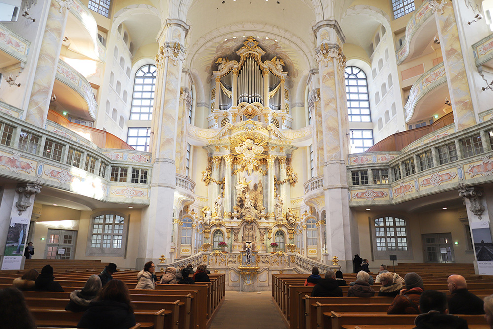 Innenansicht-Blick zum Altar mit der Kern-Orgel von 2005 Foto Eric Reppe Der Haarflüsterer